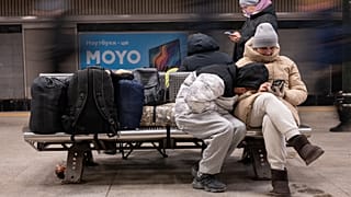 أشخاص يحتمون في محطة مترو أنفاق خلال الهجوم الصاروخي الليلي والطائرات بدون طيار الذي شنته روسيا في كييف، أوكرانيا، الثلاثاء 20 يناير 2026.