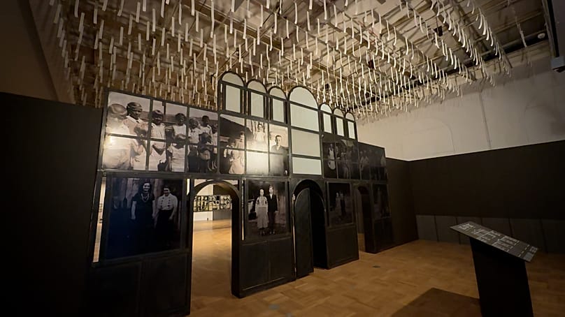 Instalacja Doroty Nieznalskiego w Muzeum Etnograficznym w Warszawie.