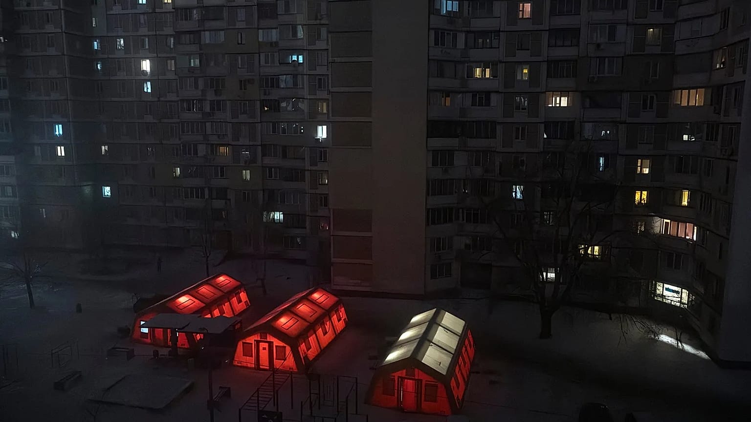 Tendas de emergência são montadas num bairro residencial onde as pessoas se podem aquecer após os ataques aéreos regulares da Rússia em Kiev, 15 de janeiro de 2026