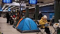 Жители Киева укрываются от российских атак в метро