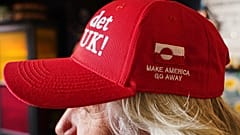 Os bonés vermelhos com as inscrições "Make America Go Away" e "NU DET NUUK" tornaram-se um símbolo da resistência da Gronelândia às exigências de Donald Trump