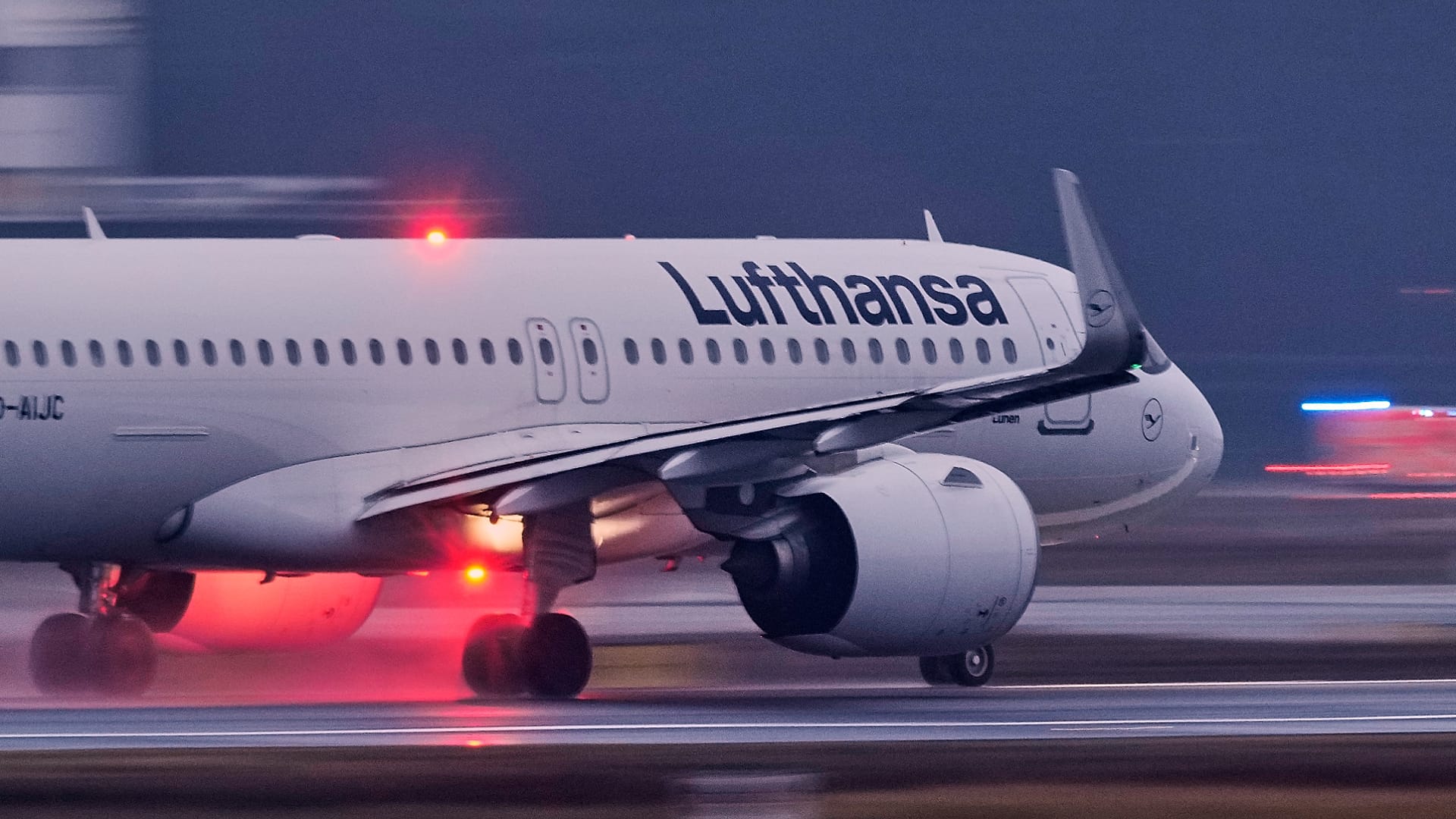 Ein Lufthansa-Flugzeug startet in Frankfurt am Main, Deutschland.