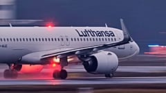 Ein Lufthansa-Flugzeug startet in Frankfurt am Main, Deutschland.