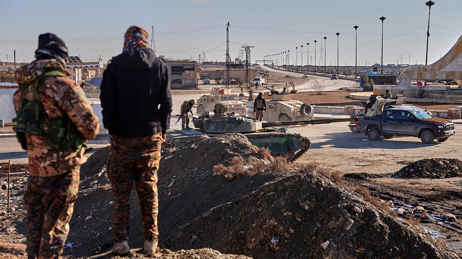 جنود من قوات سوريا الديمقراطية ينتشرون بآليات مدرعة لتأمين الطرق المؤدية إلى سجن غويران، الذي يضم رجالًا متهمين بالانتماء إلى تنظيم داعش.