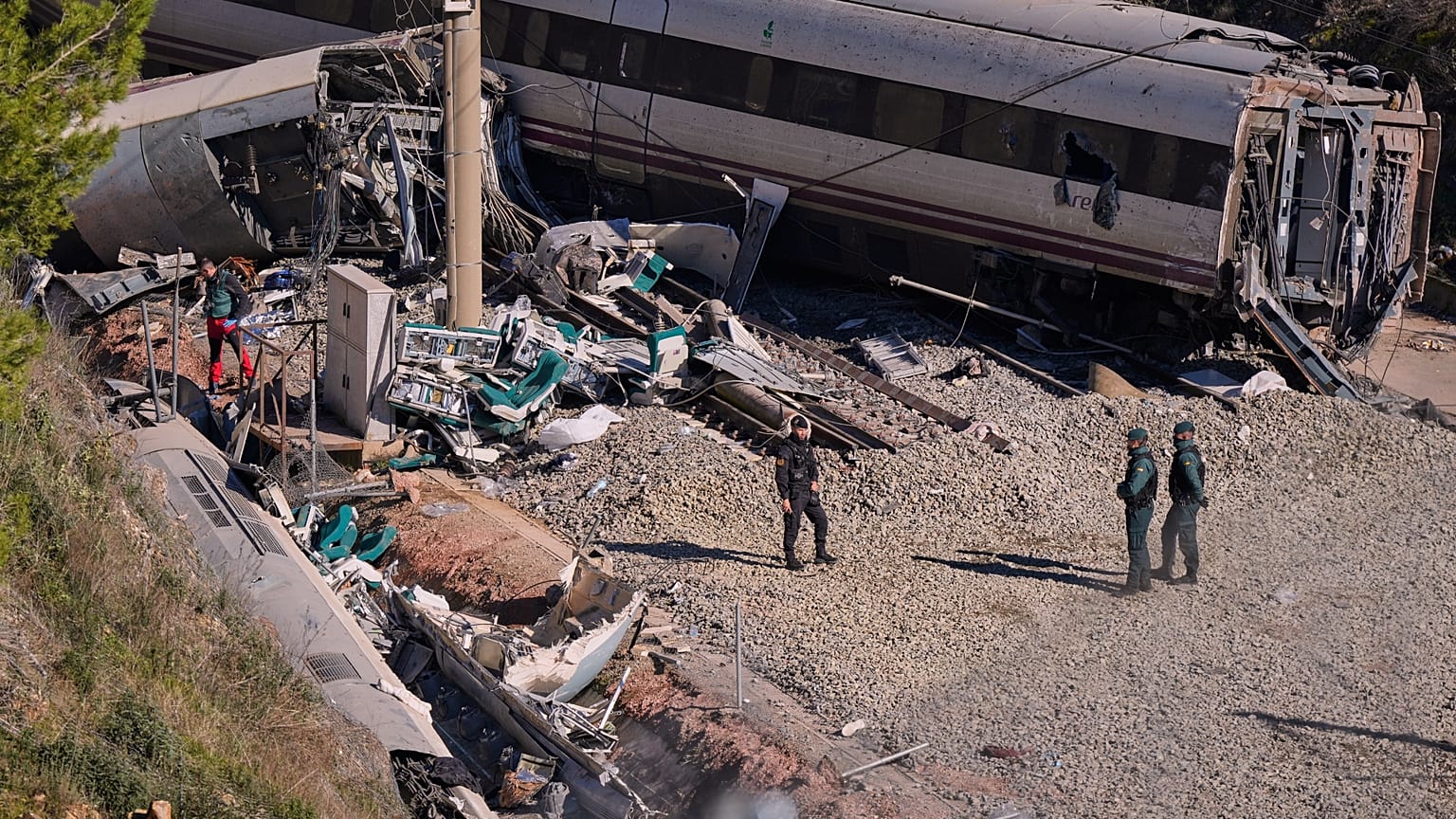 Agentes de la Guardia Civil recogen pruebas junto a los restos de los vagones de tren implicados en una colisión en Adamuz, sur de España, el martes 20 de enero de 2026.