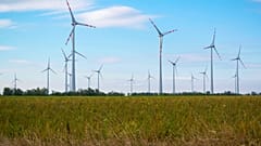 Windkraftanlagen entlang der österreichischen Grenze bei Várbalog