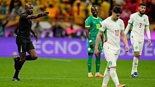 أعلن الحكم جان جاك ندالا عن ركلة جزاء خلال المباراة النهائية لكأس الأمم الأفريقية بين السنغال والمغرب، في الرباط، المغرب، يوم الأحد 18 يناير 2026. (أ ب/مصعب الشامي)