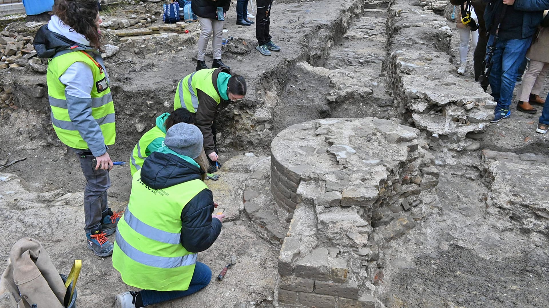 گنجینه باستانی هنگام حفاری‌ها در شهر فانو در منطقه مارکه کشف شد.