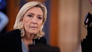 la cheffe de file du RN Marine Le Pen sort de la salle d'audience pendant une courte pause lors de son procès en appel à Paris. 