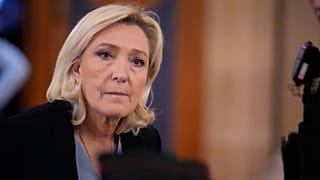 la cheffe de file du RN Marine Le Pen sort de la salle d'audience pendant une courte pause lors de son procès en appel à Paris. 