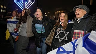 يرقص اليهود تحت الشمعدان احتفالاً بعيد الأنوار (حانوكا) في ميدان ترافالغار بلندن، يوم الثلاثاء 16 ديسمبر 2025. (صورة من وكالة أسوشيتد برس/كين تشيونغ)