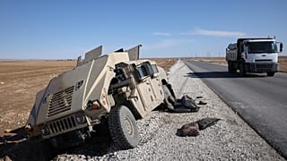 A kurd hadsereg által elhagyott katonai szállító jármű Rakka közelében, Szíriában