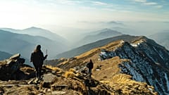 Extreme Wetterereignisse und die Erderwärmung machen einige Wanderwege unsicher. Zu viele Besucher schädigen die Umwelt vor Ort.
