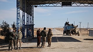 قوات حكومية سورية عند نقطة تفتيش مهجورة بين الرقة الخاضعة لسيطرة الحكومة والحسكة الخاضعة لسيطرة "قسد" في شمال شرق سوريا، في 20 يناير 2026.