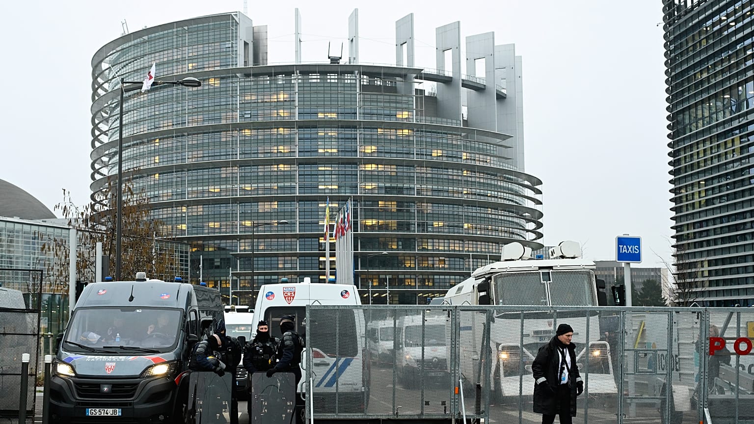 يقف رجال الشرطة أمام البرلمان الأوروبي لمراقبة مظاهرة للمزارعين في ستراسبورغ، شرق فرنسا، يوم الثلاثاء 20 يناير 2026. (صورة من وكالة أسوشيتد برس/باسكال باستيان)