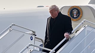 Trump steigt aus der Air Force One, nachdem er am 21. Januar 2026, am internationalen Flughafen Zürich zum Weltwirtschaftsforum eingetroffen ist