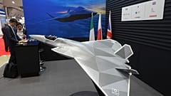 Japonya Uluslararası Havacılık ve Uzay Fuarı'nda yeni nesil bir Gcap savaş uçağının 1:10 ölçekli modeli, Tokyo, 16 Ekim 2024