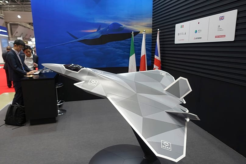 Vue d'une maquette au 1/10e d'un avion de combat de nouvelle génération que le Japon développera conjointement avec le Royaume-Uni et l'Italie en vue d'un déploiement en 2035.