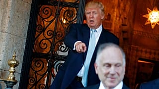 الرئيس الأمريكي دونالد ترامب يصافح رونالد لودر، بعد اجتماع في منتجع مارالاغو في بالم بيتش بولاية فلوريدا، في 28 ديسمبر 2016.