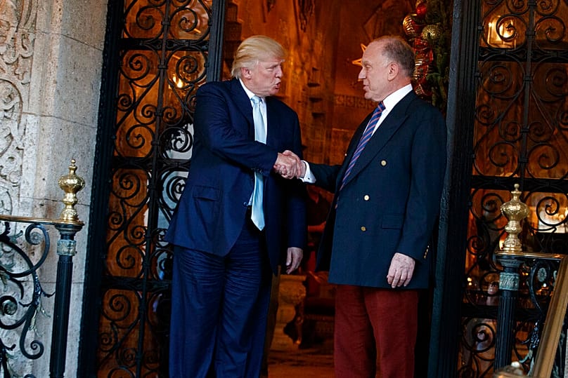 الرئيس الأمريكي دونالد ترامب يصافح رونالد لودر، بعد اجتماع في منتجع مارالاغو في بالم بيتش بولاية فلوريدا، في 28 ديسمبر 2016.