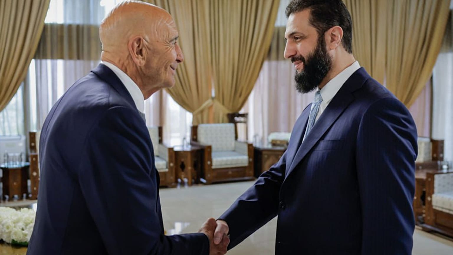 ABD Türkiye ve Suriye Özel Temsilcisi Tom Barrack, Suriye'nin geçici Cumhurbaşkanı Ahmed El Şara ile Şam'da bir arada.