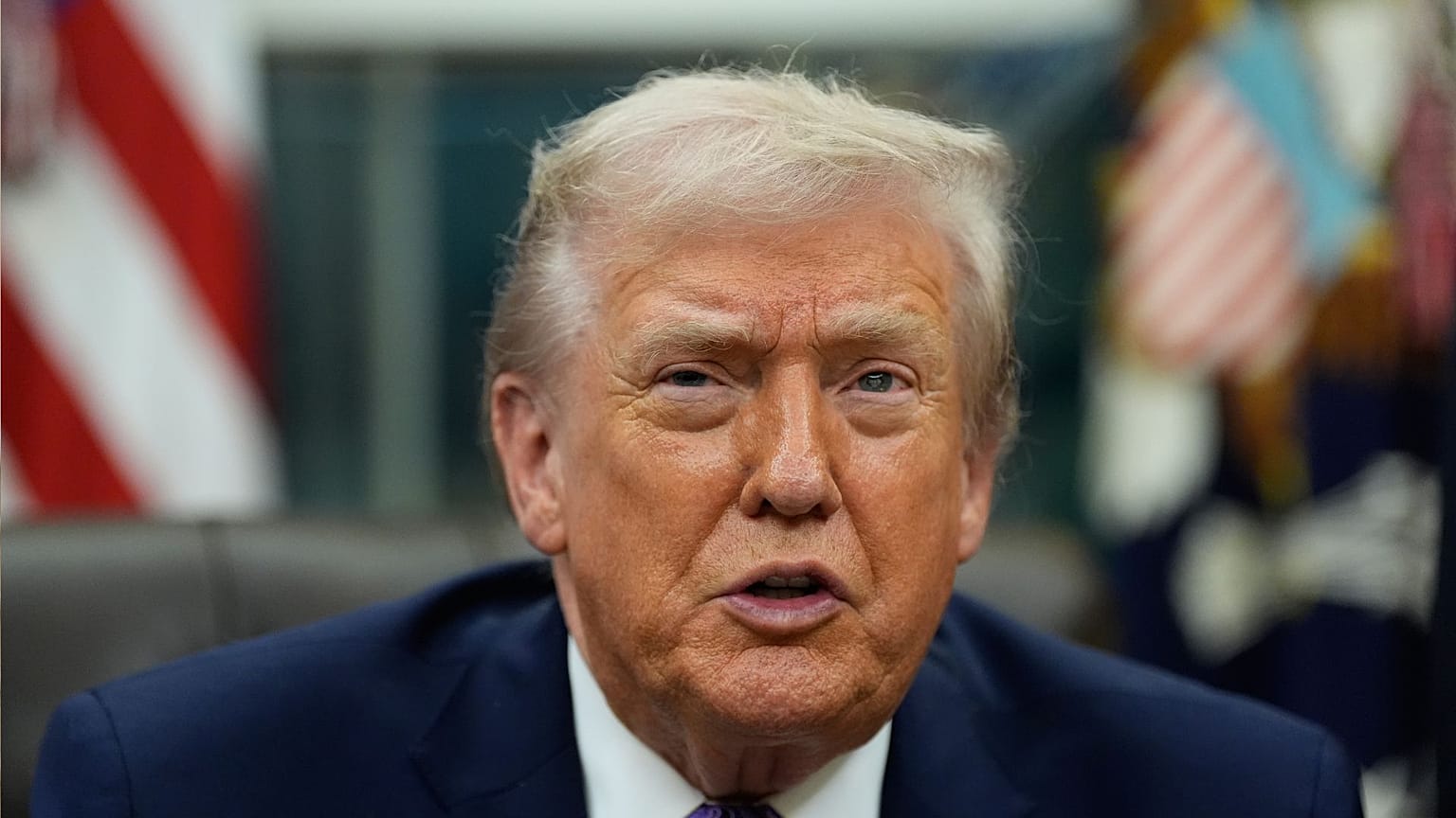 رئیس‌جمهور دونالد ترامپ در جریان یک مراسم امضا در دفتر بیضی شکل کاخ سفید، ۱۱ دسامبر ۲۰۲۵