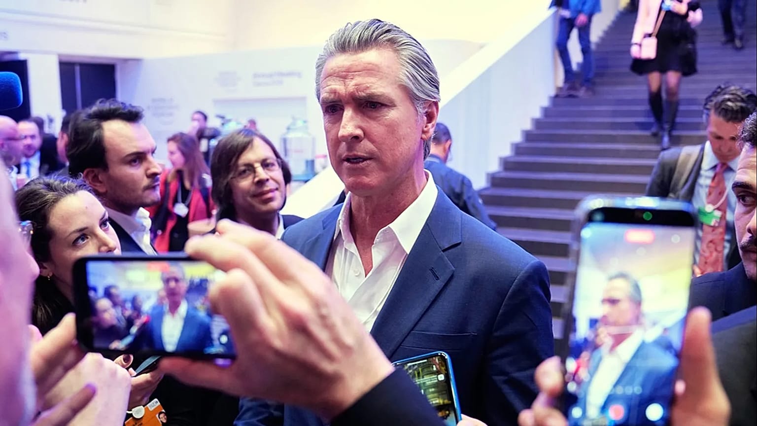  حضر حاكم ولاية كاليفورنيا، جافين نيوسوم، الاجتماع السنوي للمنتدى الاقتصادي العالمي في دافوس، سويسرا، يوم الثلاثاء 20 يناير 2026. 