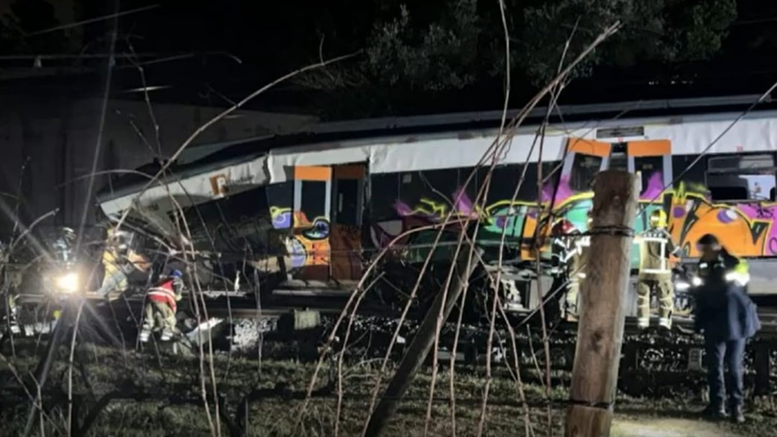 Los servicios de emergencia trabajan en el lugar del siniestro de un tren de Rodalies, en Cataluña.