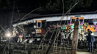 Los servicios de emergencia trabajan en el lugar del siniestro de un tren de Rodalies, en Cataluña.