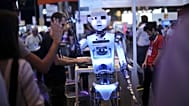 Auf der Technikmesse Vivatech in Paris klatscht ein Roboter in die Hand eines Besuchers. Frankreich, 16. Juni 2017.