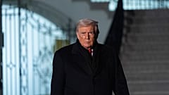 US-Präsident Donald Trump spricht mit Reportern, bevor er mit Marine One vom South Lawn des Weißen Hauses abfährt, Dienstag, 20. Januar 2026, in Washington. 
