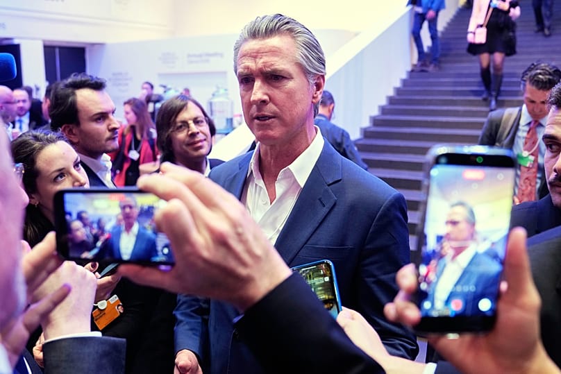 Gavin Newsom kaliforniai kormányzó Davosban