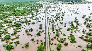 Mozambique : 5 000 km de routes submergées compliquent le retour des sinistrés