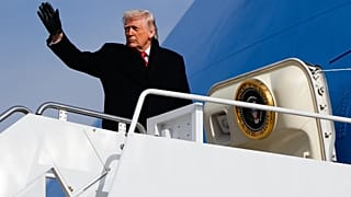  الرئيس دونالد ترامب أثناء صعوده إلى طائرة الرئاسة "إير فورس وان" الجمعة 16 يناير/كانون الثاني 2026