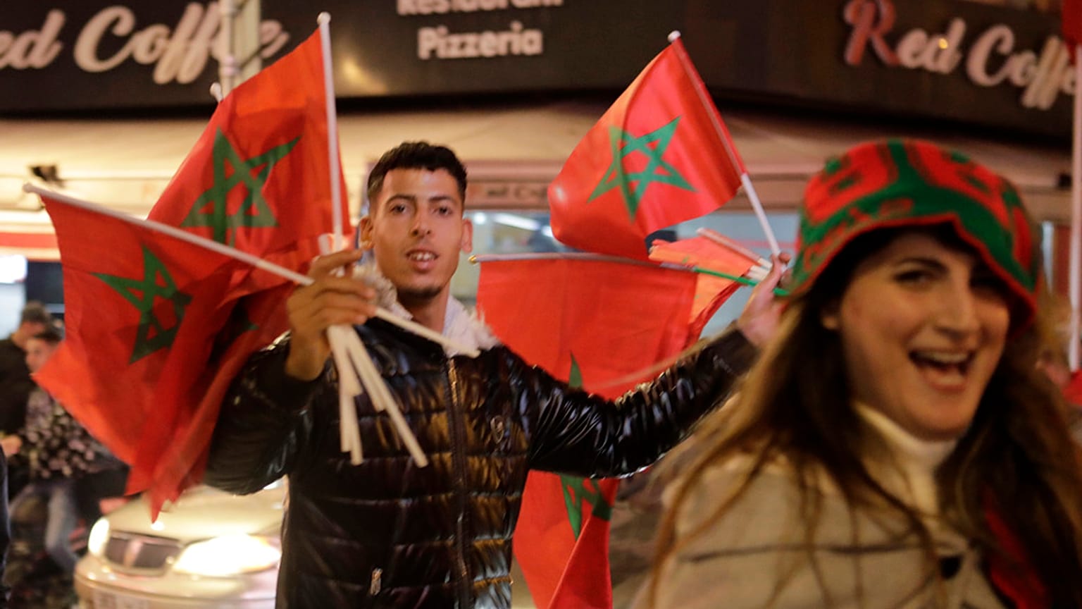 احتفل مشجعون مغاربة في شوارع مدينة الدار البيضاء، المغرب، عقب مباراة ربع نهائي كأس العالم بين منتخبي المغرب والبرتغال، يوم السبت 10 ديسمبر/كانون الأول 2022