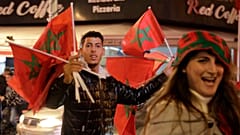 احتفل مشجعون مغاربة في شوارع مدينة الدار البيضاء، المغرب، عقب مباراة ربع نهائي كأس العالم بين منتخبي المغرب والبرتغال، يوم السبت 10 ديسمبر/كانون الأول 2022