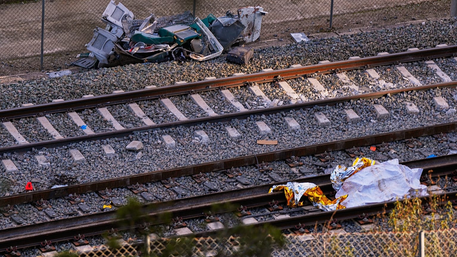Fragmentos de un tren accidentado son fotografiados en el lugar de la colisión en Adamuz, en Córdoba, el 19 de enero de 2026.