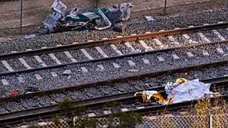 Fragmentos de un tren accidentado son fotografiados en el lugar de la colisión en Adamuz, en Córdoba, el 19 de enero de 2026.