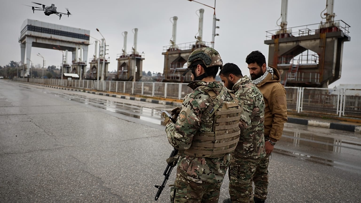 جنود من الجيش السوري يشغّلون طائرة مُسيّرة، بعد أن سيطرت قوات الحكومة السورية على المنطقة التي كانت خاضعة لسيطرة قوات سوريا الديمقراطية المدعومة من الولايات المتحدة، 