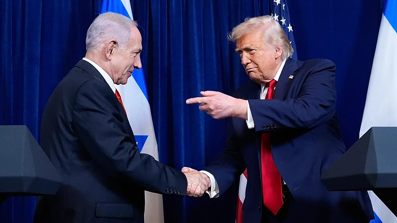 O presidente dos EUA, Donald Trump, cumprimenta o primeiro-ministro de Israel, Benjamin Netanyahu, em Mar-a-Lago, na Florida, a 29 de dezembro de 2025