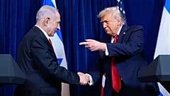 US-Präsident Donald Trump schüttelt dem israelischen Premierminister Benjamin Netanjahu in Mar-a-Lago in Florida die Hand, 29. Dezember 2025