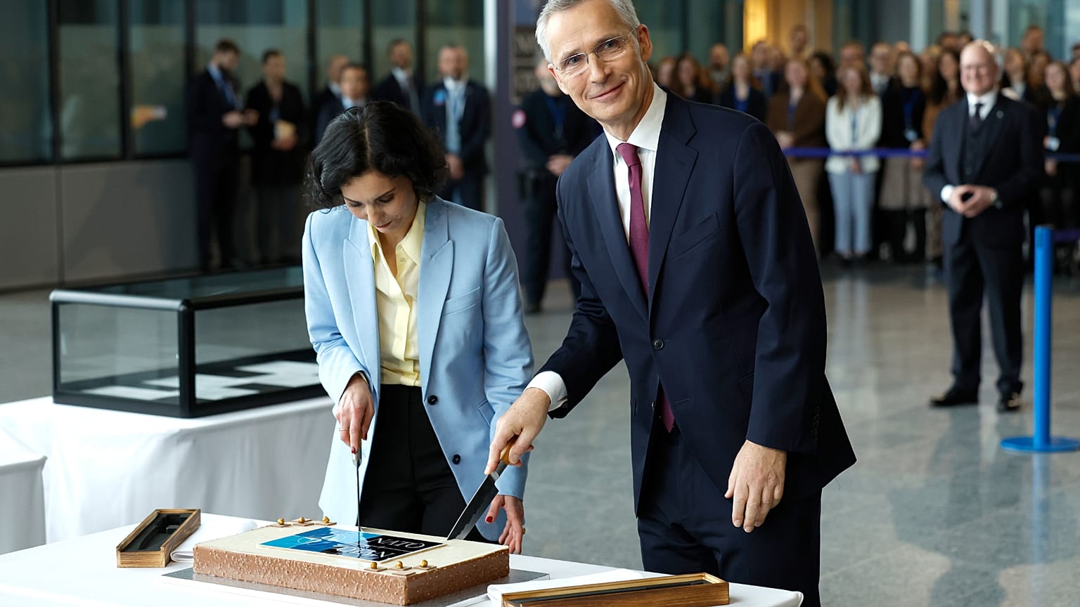 Jens Stoltenberg a belga külügyminszterrel, Hadja Lahbibbal a NATO 75. születésnapján