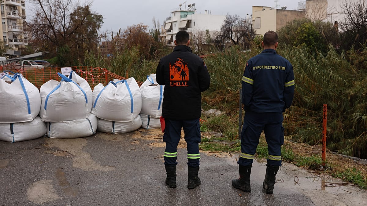 Verheerende-Winde-in-Griechenland-K-stenwache-tot-am-Strand