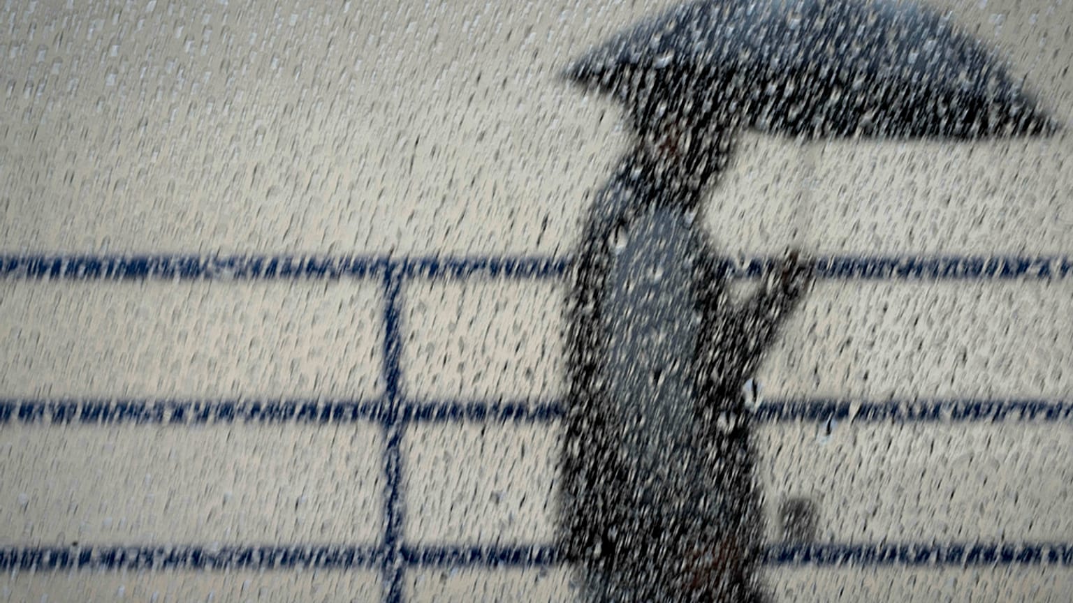 شخص يحتمي من المطر يوم الأربعاء 4 يناير 2023 في لوس أنجلوس. (سارة راينغوييرتز/ صحيفة أورانج كاونتي ريجستر عبر أسوشيتد برس)