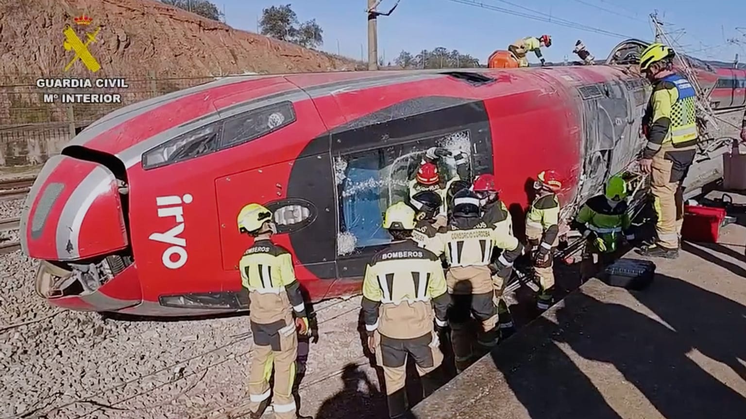 Los equipos de rescate en el lugar del accidente tras la colisión de un tren de alta velocidad en Adamuz el 19 de enero de 2026.