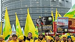Landwirte protestieren vor dem Europäischen Parlament in Straßburg gegen die Präsidentin der Europäischen Kommission Ursula von der Leyen und das Handelsabkommen EU-Mercusor