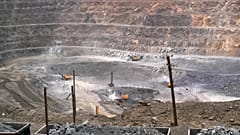 Archivbild: Arbeiter graben mit schwerem Gerät in einer Seltene-Erden-Mine im Baiyunebo-Bergbaudistrikt von Baotou, Autonome Region Innere Mongolei, Nordchina. 2012.
