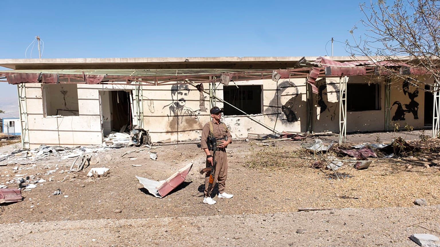 أعضاء حزب كومله يفحصون آثار قصف إيراني بالطائرات المسيّرة على قواعد معارضة كردية في قرية زرجويز قرب السليمانية، العراق، الأربعاء 28 سبتمبر 2022، ما أسفر عن مقتل وإصابة العشرات