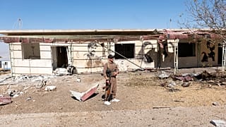 أعضاء حزب كومله يفحصون آثار قصف إيراني بالطائرات المسيّرة على قواعد معارضة كردية في قرية زرجويز قرب السليمانية، العراق، الأربعاء 28 سبتمبر 2022، ما أسفر عن مقتل وإصابة العشرات