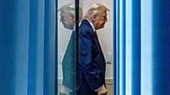 Präsident Donald Trump verlässt das Gebäude, nachdem er mit Reportern im James Brady Press Briefing Room im Weißen Haus gesprochen hat, Dienstag, 20. Januar 2026, in Washington.
